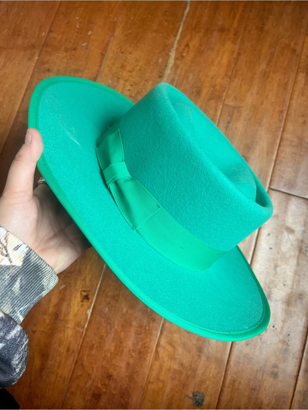 Olive and Pique Women’s Green Wide-Brim Felt Fedora Hat